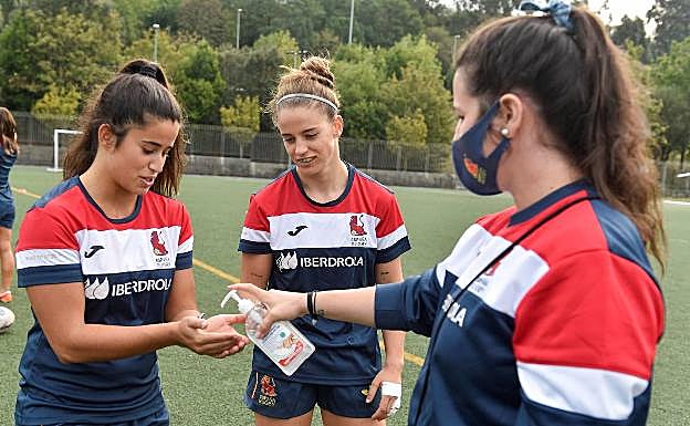 Imagen principal - La desinfección de material y manos así como la toma de la temperatura es constante. 