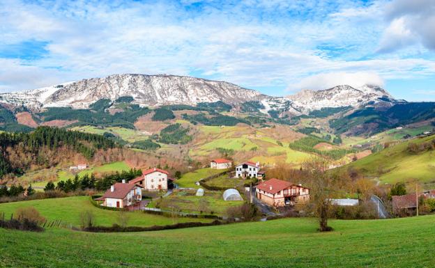 El caserío de Aramaio se encuentra arropado por praderas y montes. 