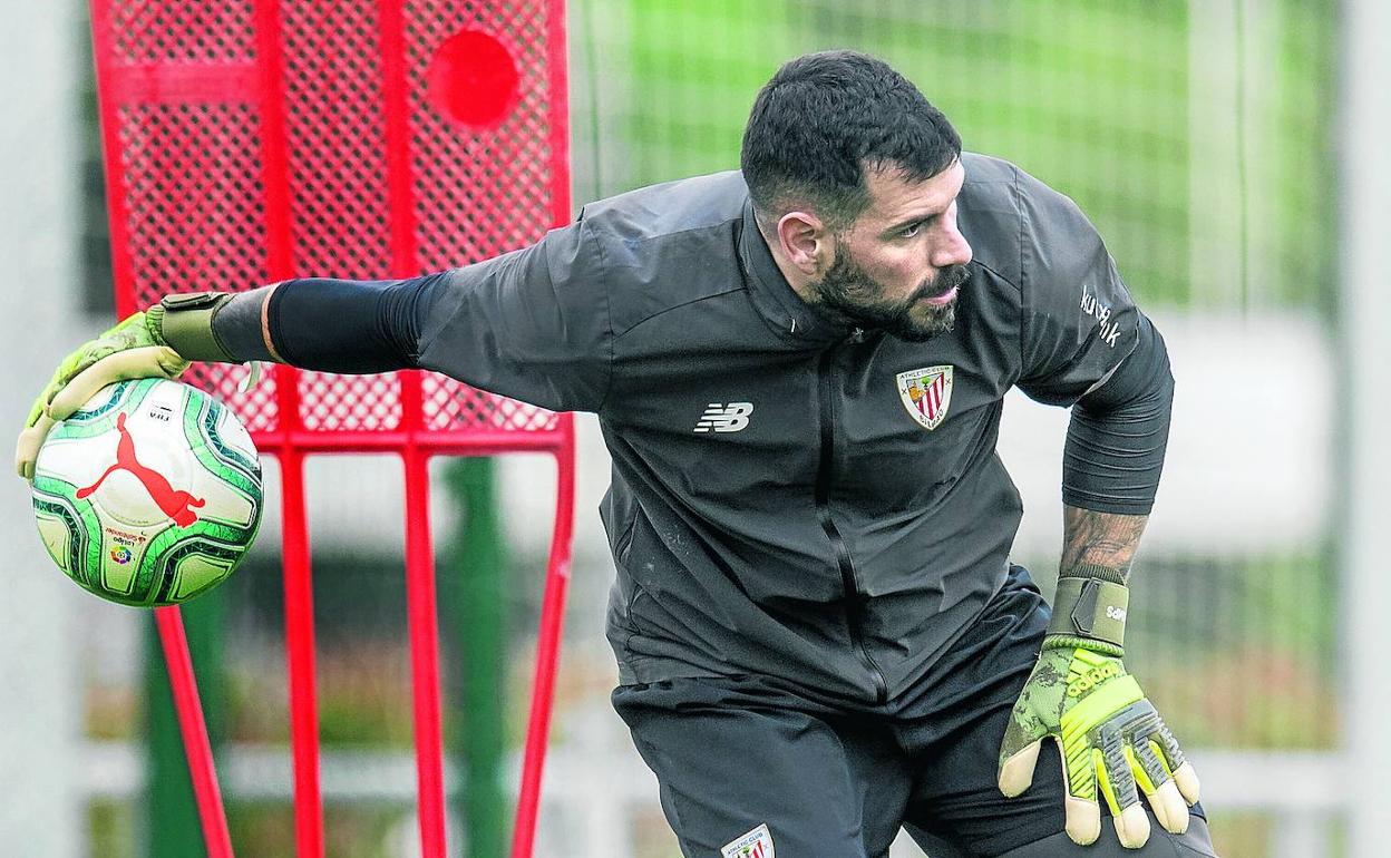El portero Iago Herrerín en un entrenamiento en Lezama. 