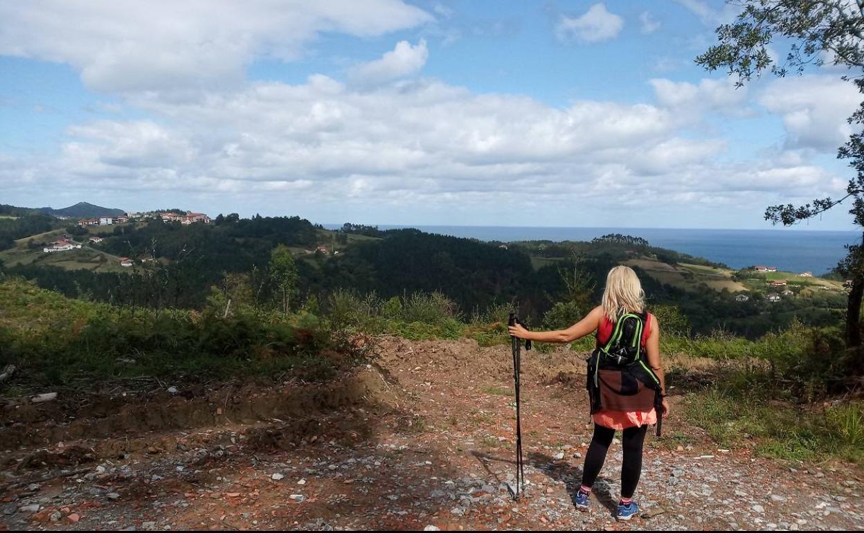 Vistas de Natxitua y el Cantábrico desde el acceso al caserío Berezi.