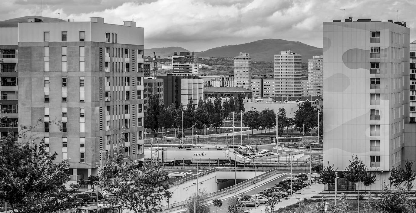 Las vías del tren atraviesan el barrio por el Sur. Paso subterráneo bajo las vías de la calle Antonio Amat Maiz.