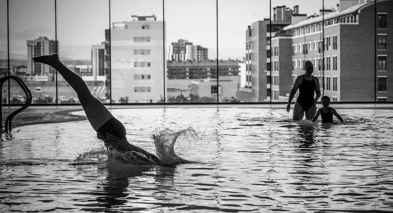 La piscina del centro cívico de Salburua se construyó en altura e hipnotiza a los visitantes con sus vistas exteriores. 