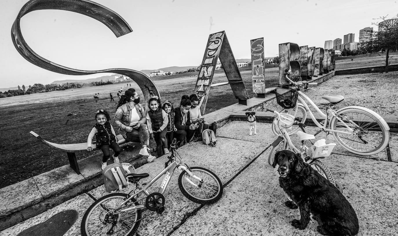 Características letras que anuncian la entrada al Anillo Verde por Salburua. De izquierda a derecha, Noa, Jenny, Lucía, Verónica, Zuleika y Valeria.