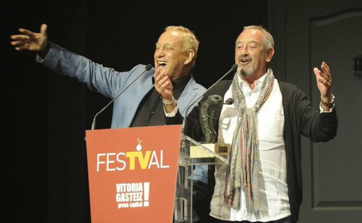 Josep Maria Mainat, junto a Karlos Arguiñanogala en una edición pasada del fesTVal de Vitoria.