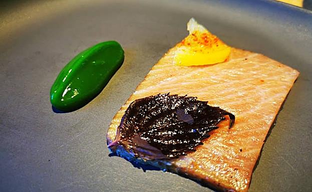 Pastrami de ventresca de atún rojo con curry verde.