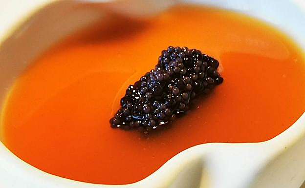 Royal de cebolla morada de Zalla con huevas de arenque en salazón. 