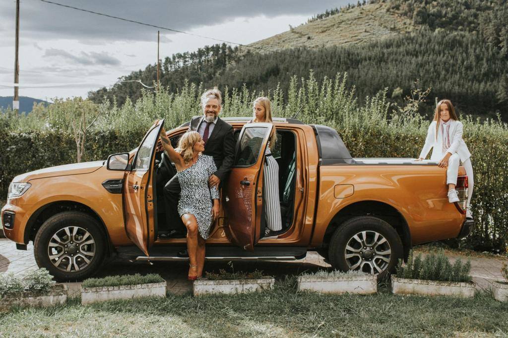 Fotos: Alize, la niña vizcaína que ha sido fiel a sí misma haciendo la comunión con traje y corbata