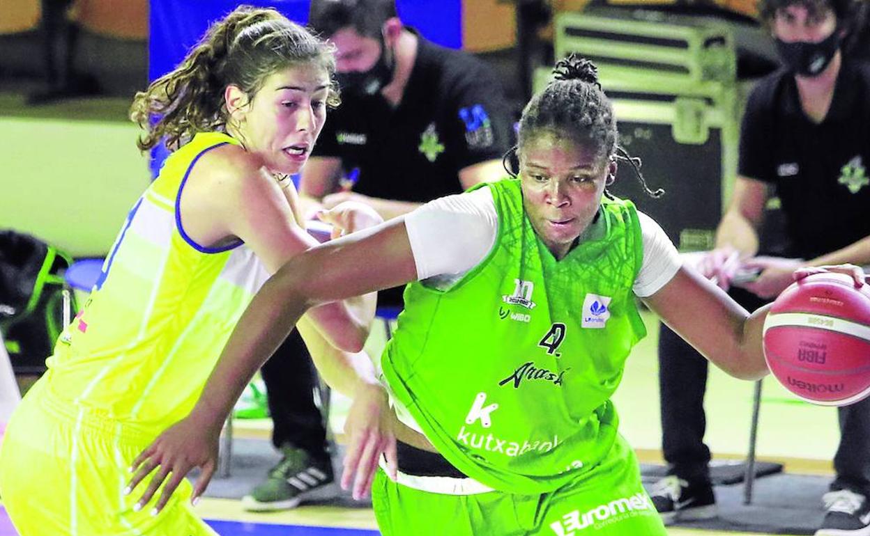 El Kutxabank Araski, en la imagen Tamara Seda, sumó ante Cadí La Seu la pasada semana su primera victoria en la Liga Femenina. 