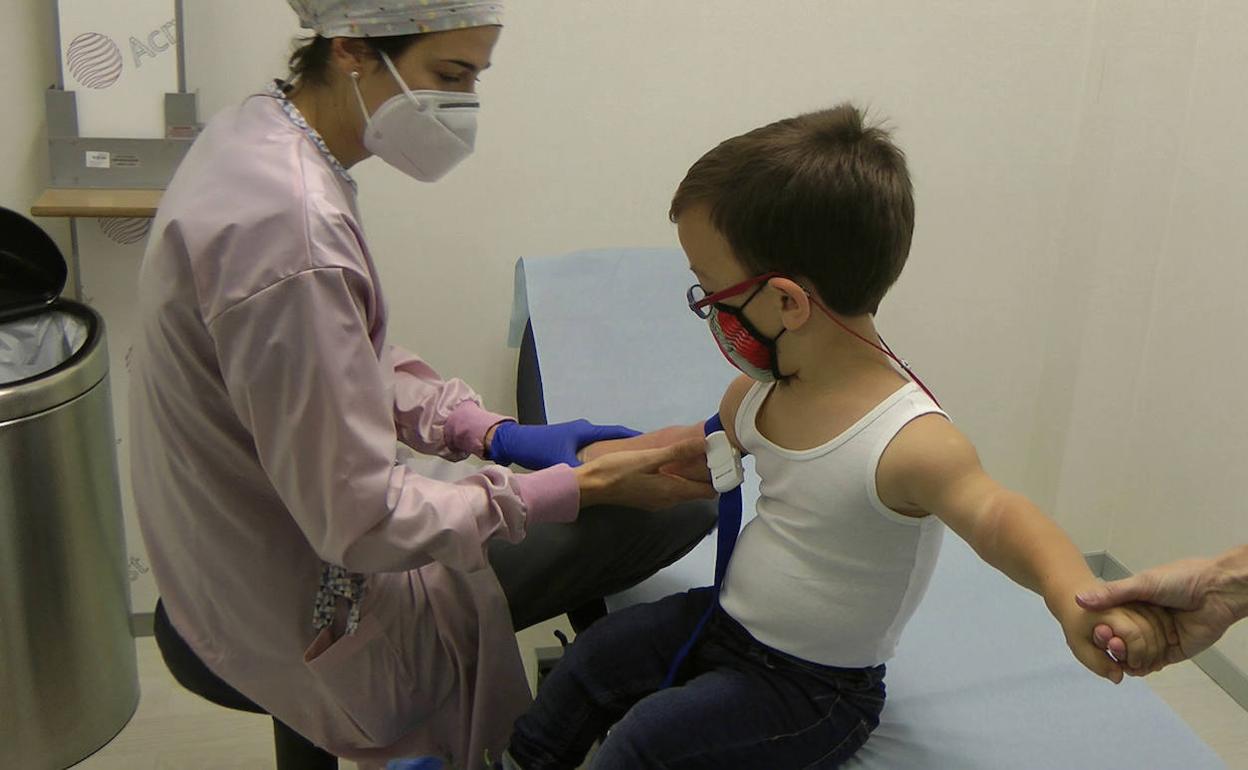 Una especialista realiza un control médico a un niño afectado por esta enfermedad.