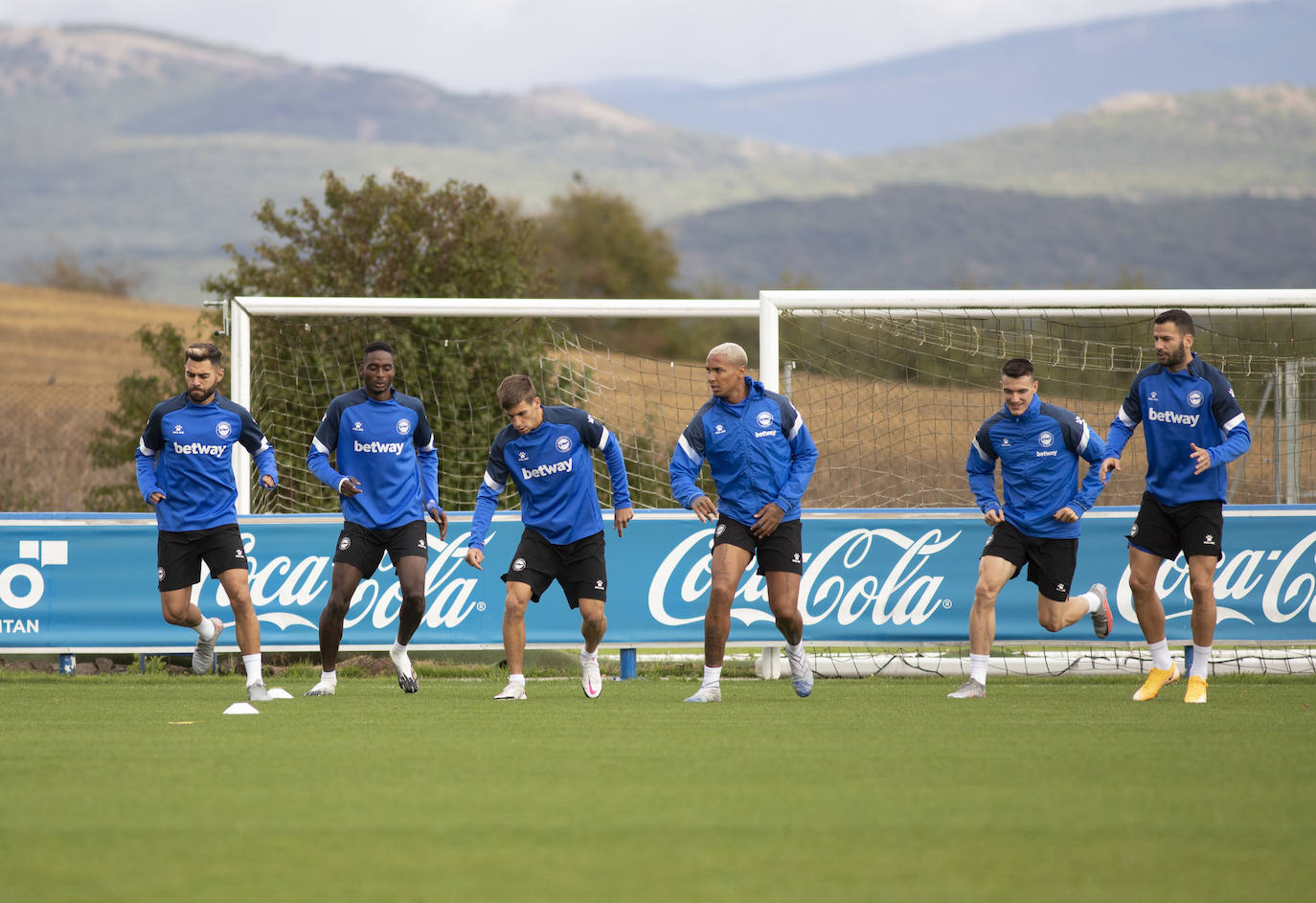 Los jugadores albiazules entrenan en Ibaia. 