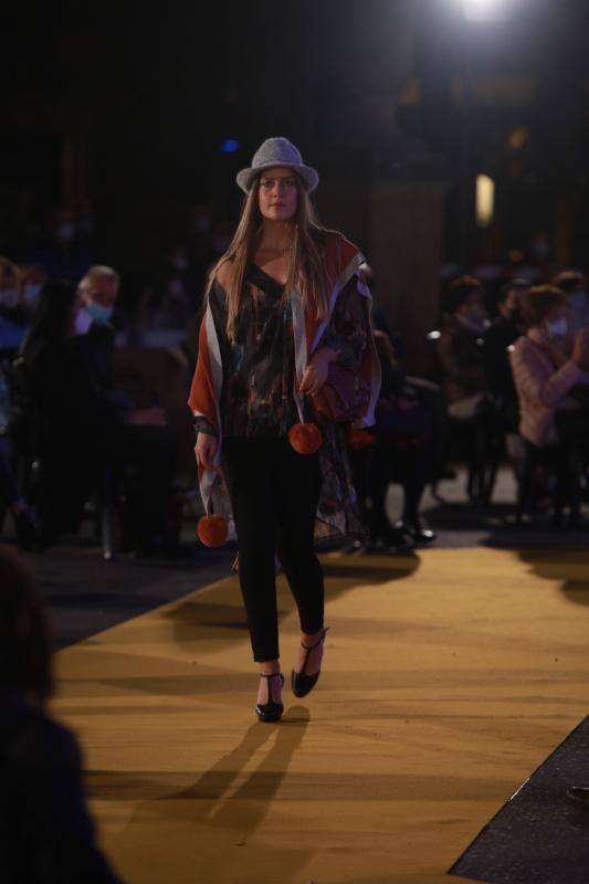 Moda María Jesús llevó sus propuestas urbanas a la pasarela con jerséis de punto, plumíferos, abrigos, ponchos y complementos como el sombrero.