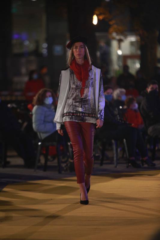 Moda María Jesús llevó sus propuestas urbanas a la pasarela con jerséis de punto, plumíferos, abrigos, ponchos y complementos como el sombrero.