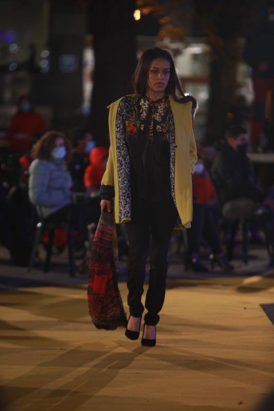 Moda María Jesús llevó sus propuestas urbanas a la pasarela con jerséis de punto, plumíferos, abrigos, ponchos y complementos como el sombrero.