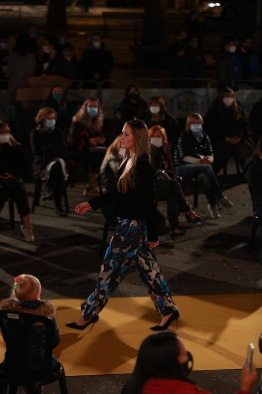 Atelier Vitoria presentó una colección de ceremonia con vestidos de lentejuealas, conjuntos de gasa, pantalones 'palazzo' o chaquetas bordadas de plumas.