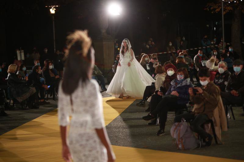 Novias por siempre jamás sorprendió con propuestas innovadoras como 'looks' de dos piezas aunque no olvidó los tradicionales vestidos estilo princesa. Las capas y los tejidos como el crepe, la gasa y los bordados fueron protagonistas.