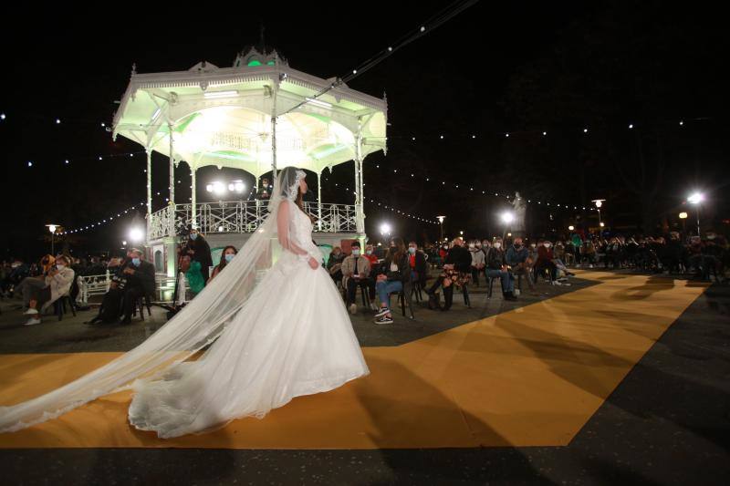 Novias por siempre jamás sorprendió con propuestas innovadoras como 'looks' de dos piezas aunque no olvidó los tradicionales vestidos estilo princesa. Las capas y los tejidos como el crepe, la gasa y los bordados fueron protagonistas.
