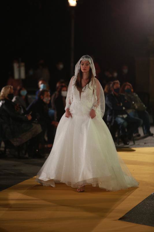 Novias por siempre jamás sorprendió con propuestas innovadoras como 'looks' de dos piezas aunque no olvidó los tradicionales vestidos estilo princesa. Las capas y los tejidos como el crepe, la gasa y los bordados fueron protagonistas.