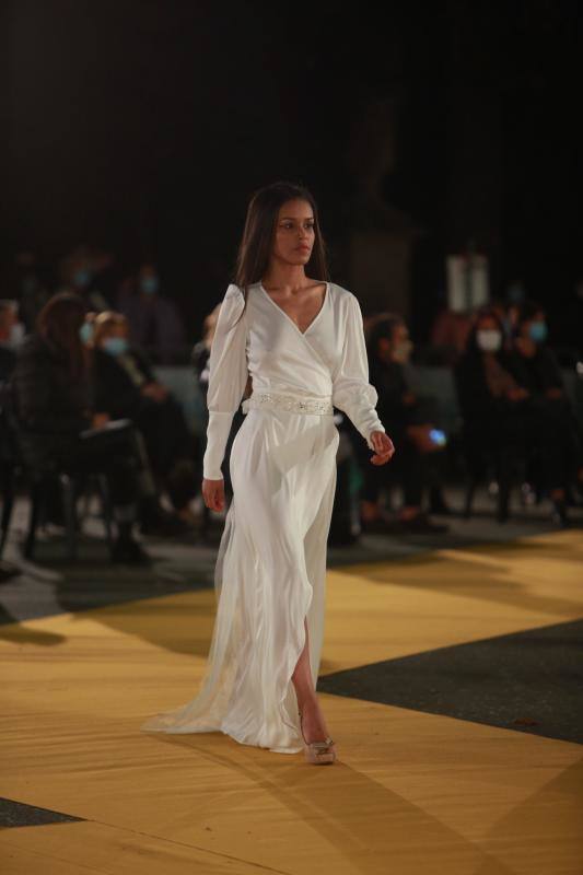 Novias por siempre jamás sorprendió con propuestas innovadoras como 'looks' de dos piezas aunque no olvidó los tradicionales vestidos estilo princesa. Las capas y los tejidos como el crepe, la gasa y los bordados fueron protagonistas.