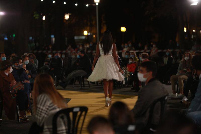 Novias por siempre jamás sorprendió con propuestas innovadoras como 'looks' de dos piezas aunque no olvidó los tradicionales vestidos estilo princesa. Las capas y los tejidos como el crepe, la gasa y los bordados fueron protagonistas.