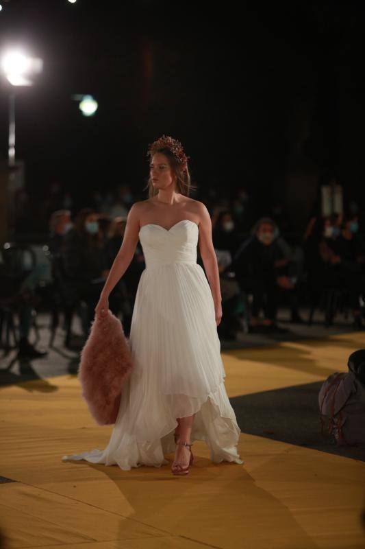 Novias por siempre jamás sorprendió con propuestas innovadoras como 'looks' de dos piezas aunque no olvidó los tradicionales vestidos estilo princesa. Las capas y los tejidos como el crepe, la gasa y los bordados fueron protagonistas.