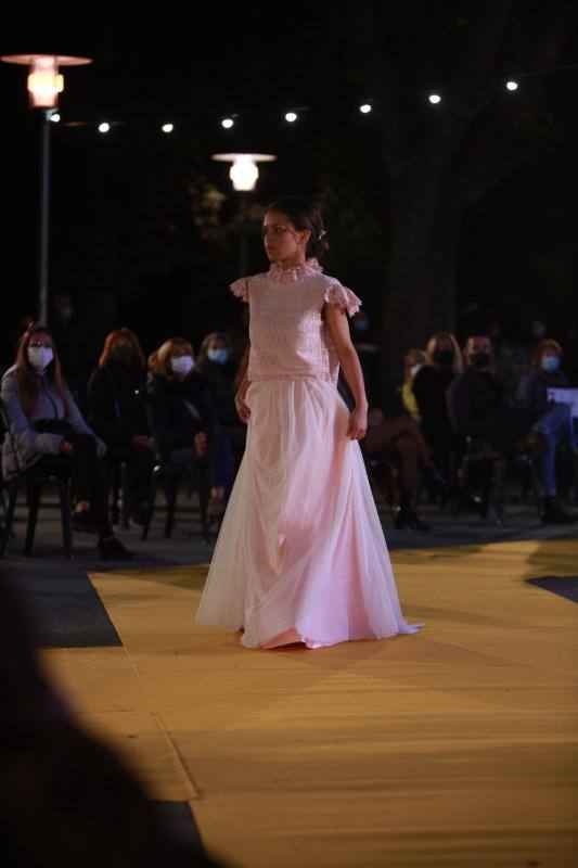 Novias por siempre jamás sorprendió con propuestas innovadoras como 'looks' de dos piezas aunque no olvidó los tradicionales vestidos estilo princesa. Las capas y los tejidos como el crepe, la gasa y los bordados fueron protagonistas.