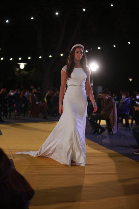 Novias por siempre jamás sorprendió con propuestas innovadoras como 'looks' de dos piezas aunque no olvidó los tradicionales vestidos estilo princesa. Las capas y los tejidos como el crepe, la gasa y los bordados fueron protagonistas.