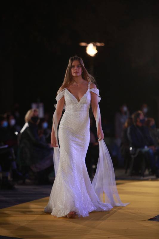 Novias por siempre jamás sorprendió con propuestas innovadoras como 'looks' de dos piezas aunque no olvidó los tradicionales vestidos estilo princesa. Las capas y los tejidos como el crepe, la gasa y los bordados fueron protagonistas.