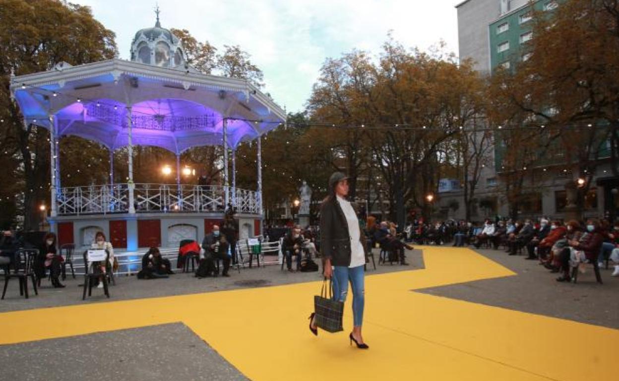 La Pasarela de Gasteiz On se ha celebrado este sábado en el Parque de La Florida.
