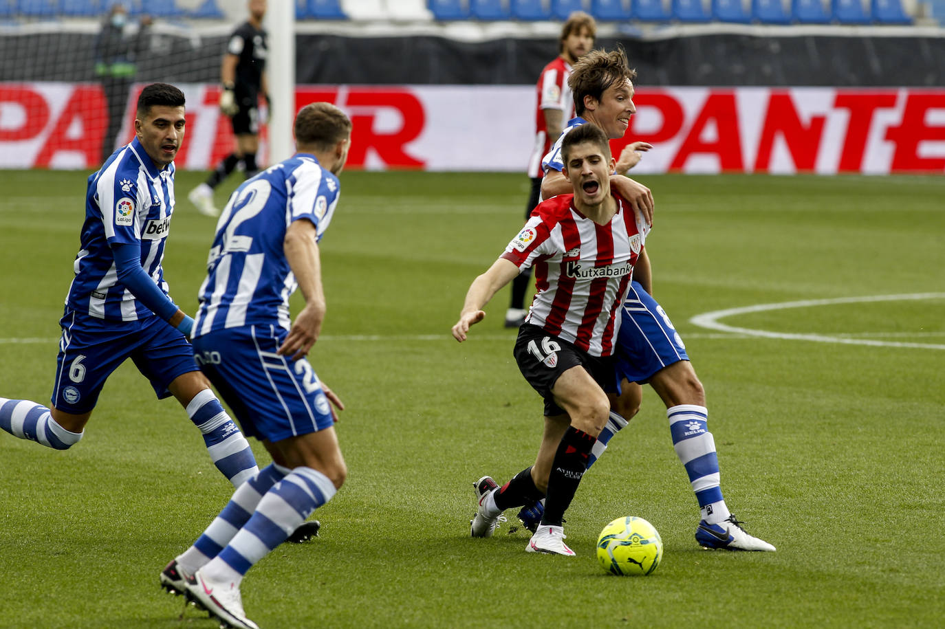 El estadio de Mendizorroza ha albergado el derbi entre albiazules y rojiblancos