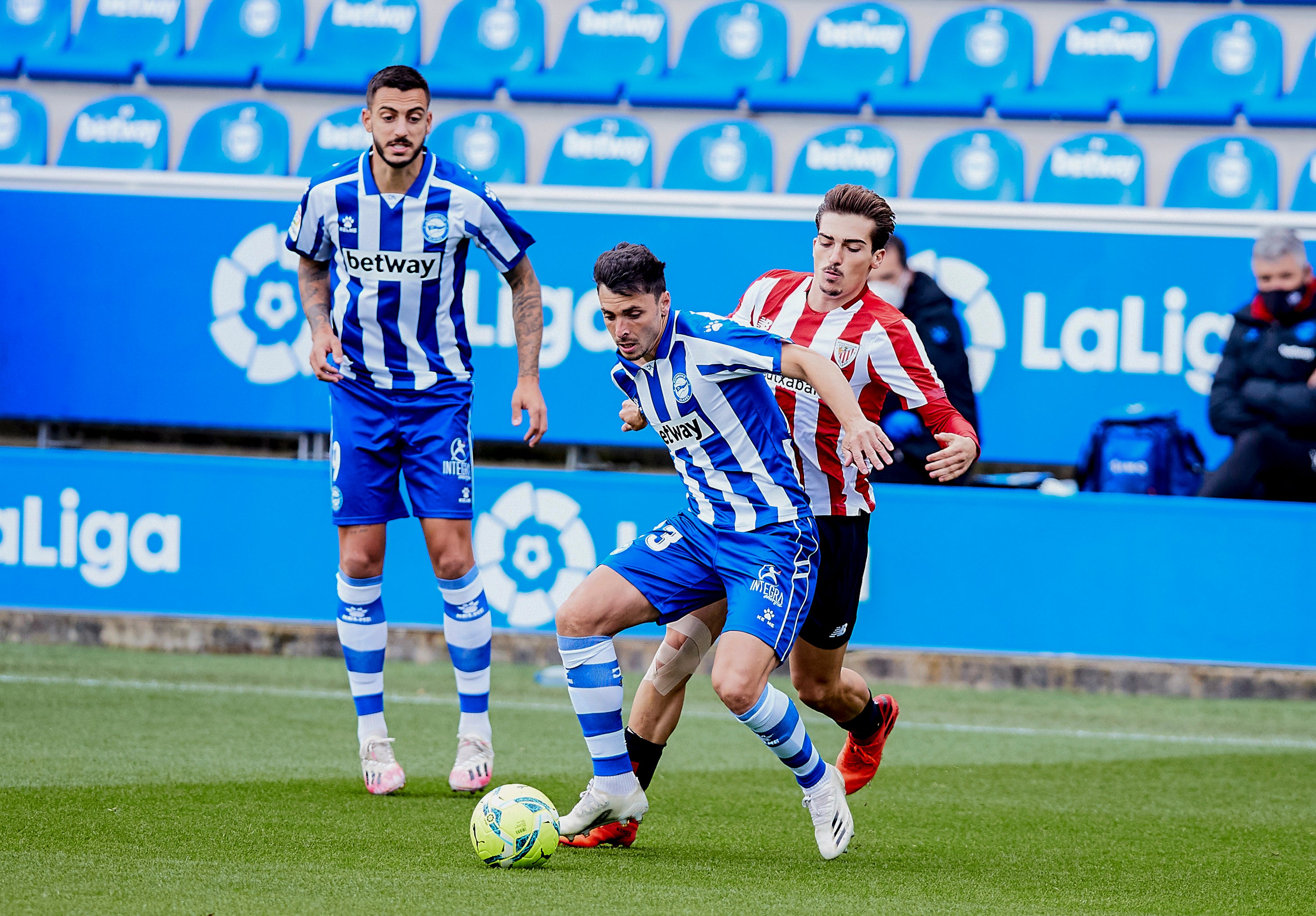 El estadio de Mendizorroza ha albergado el derbi entre albiazules y rojiblancos