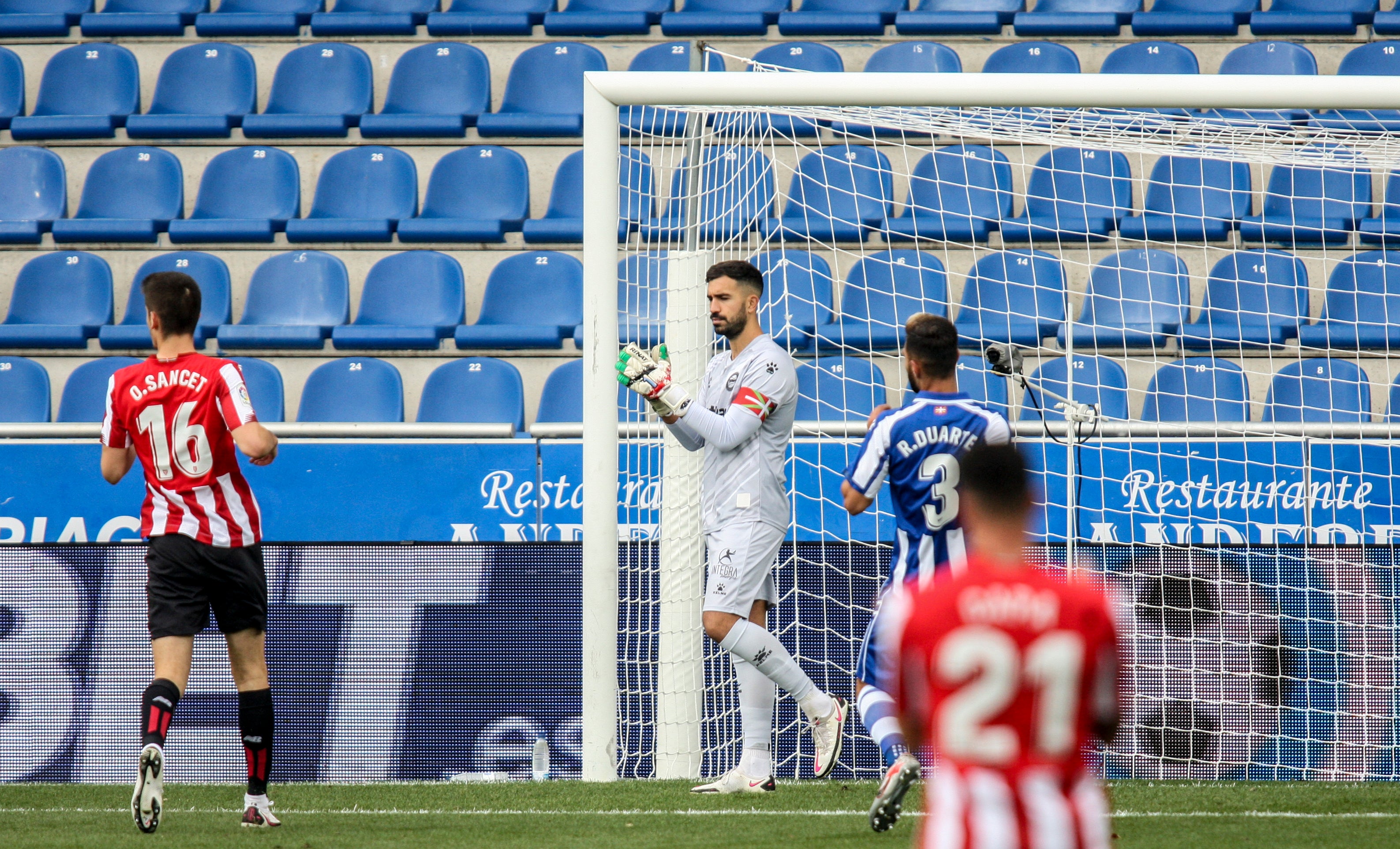 El estadio de Mendizorroza ha albergado el derbi entre albiazules y rojiblancos