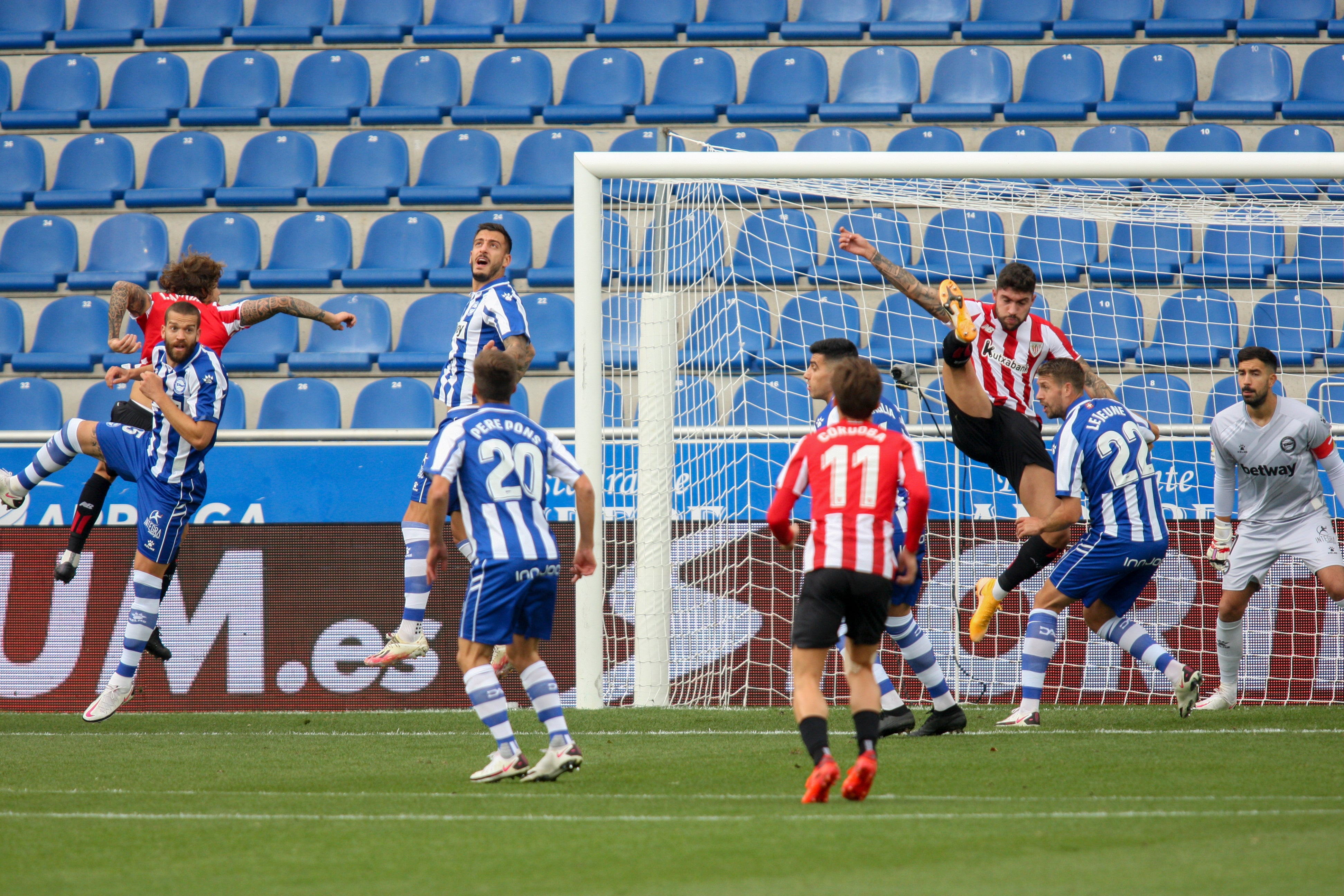 El estadio de Mendizorroza ha albergado el derbi entre albiazules y rojiblancos