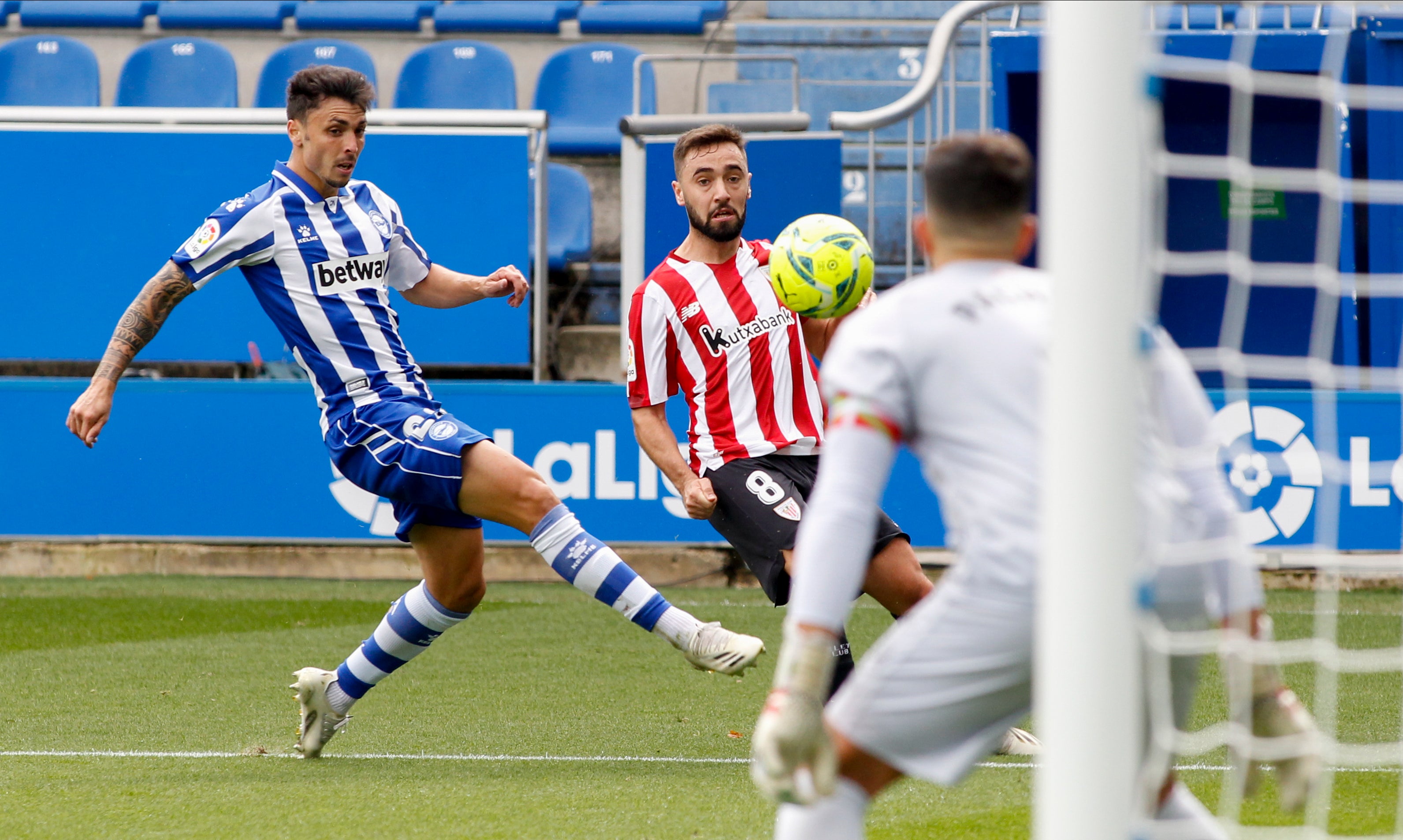 El estadio de Mendizorroza ha albergado el derbi entre albiazules y rojiblancos