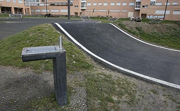 Algunos elementos, como esta fuente y varias piedras, se encuentran cerca del asfalto. 