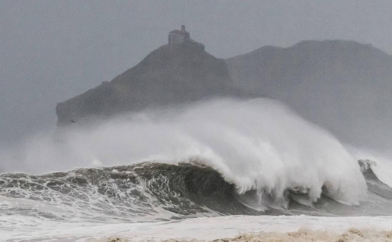 Aviso amarillo por olas que pueden alcanzar los cuatro metros