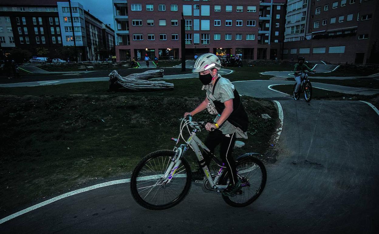 Las luces del circuito de BMX no se encienden al anochecer, lo que impide a los ciclistas seguir disfrutando a dos ruedas.