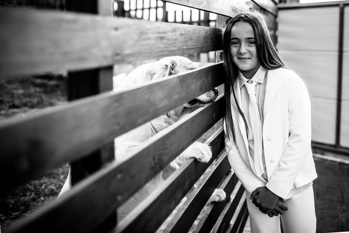 Fotos: Alize, la niña vizcaína que ha sido fiel a sí misma haciendo la comunión con traje y corbata
