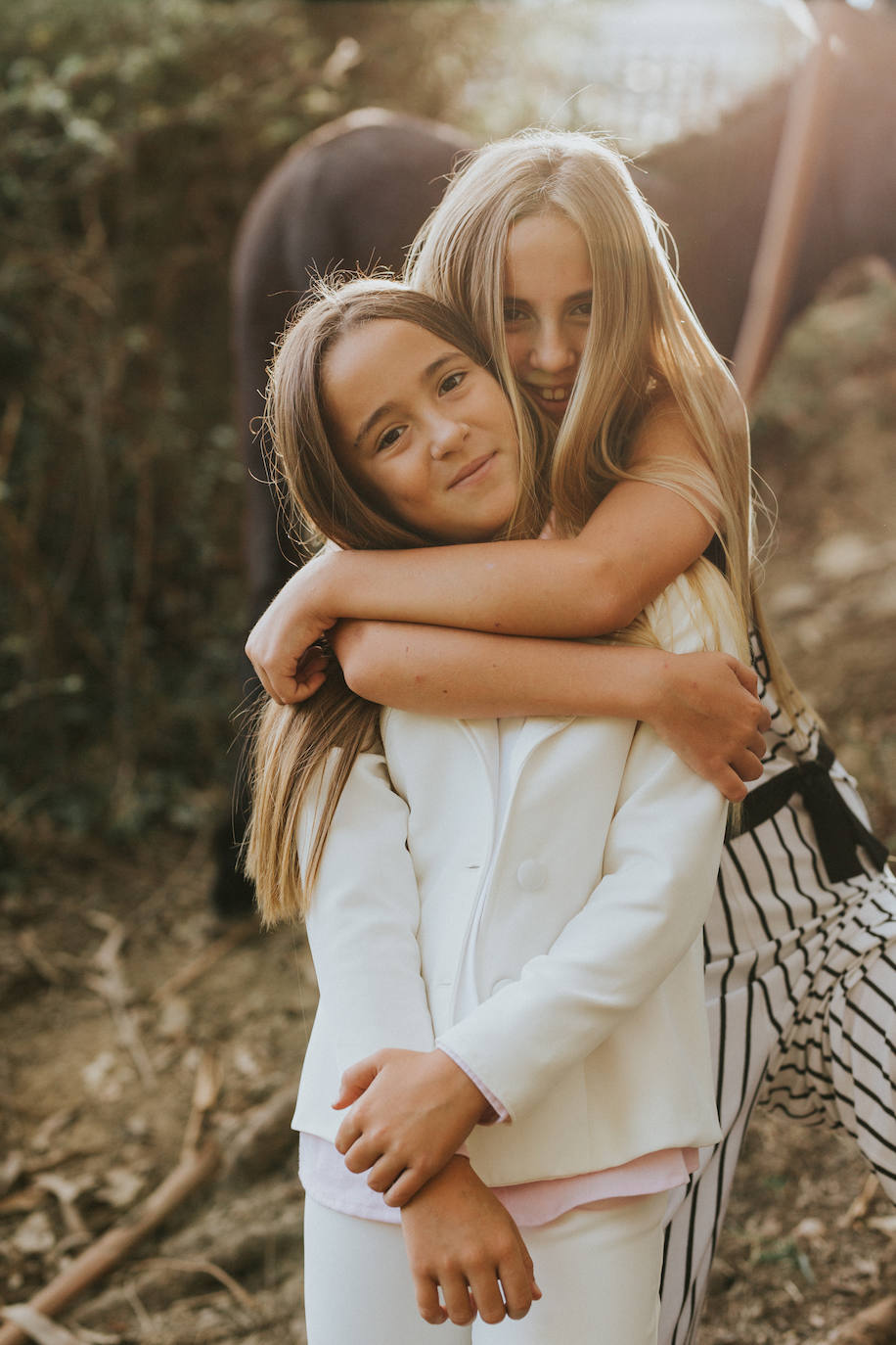 Fotos: Alize, la niña vizcaína que ha sido fiel a sí misma haciendo la comunión con traje y corbata