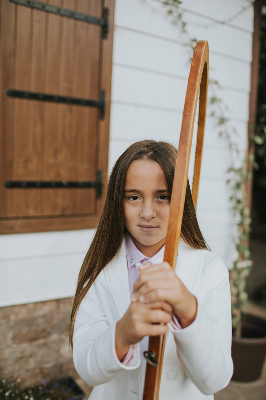 Fotos: Alize, la niña vizcaína que ha sido fiel a sí misma haciendo la comunión con traje y corbata