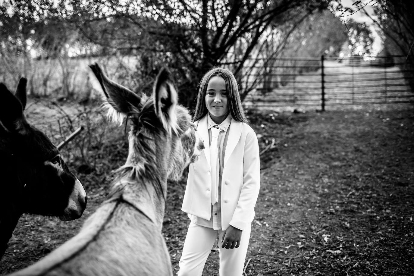 Fotos: Alize, la niña vizcaína que ha sido fiel a sí misma haciendo la comunión con traje y corbata