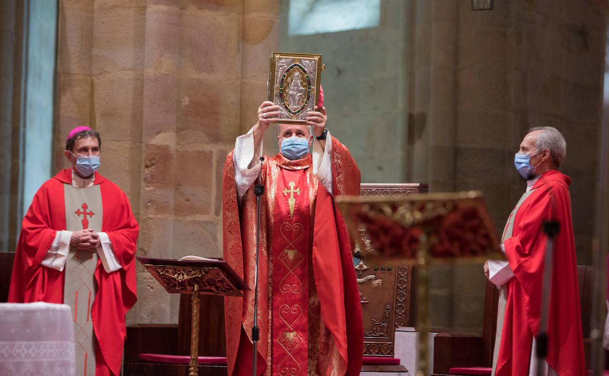 Iceta preside una misa en la catedral.