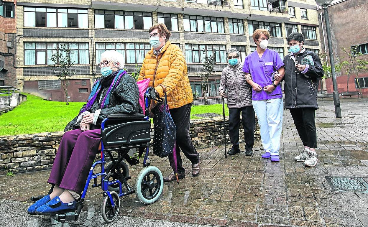 «Que nos dé un poco de aire en el paseo nos da la vida aunque llueva»