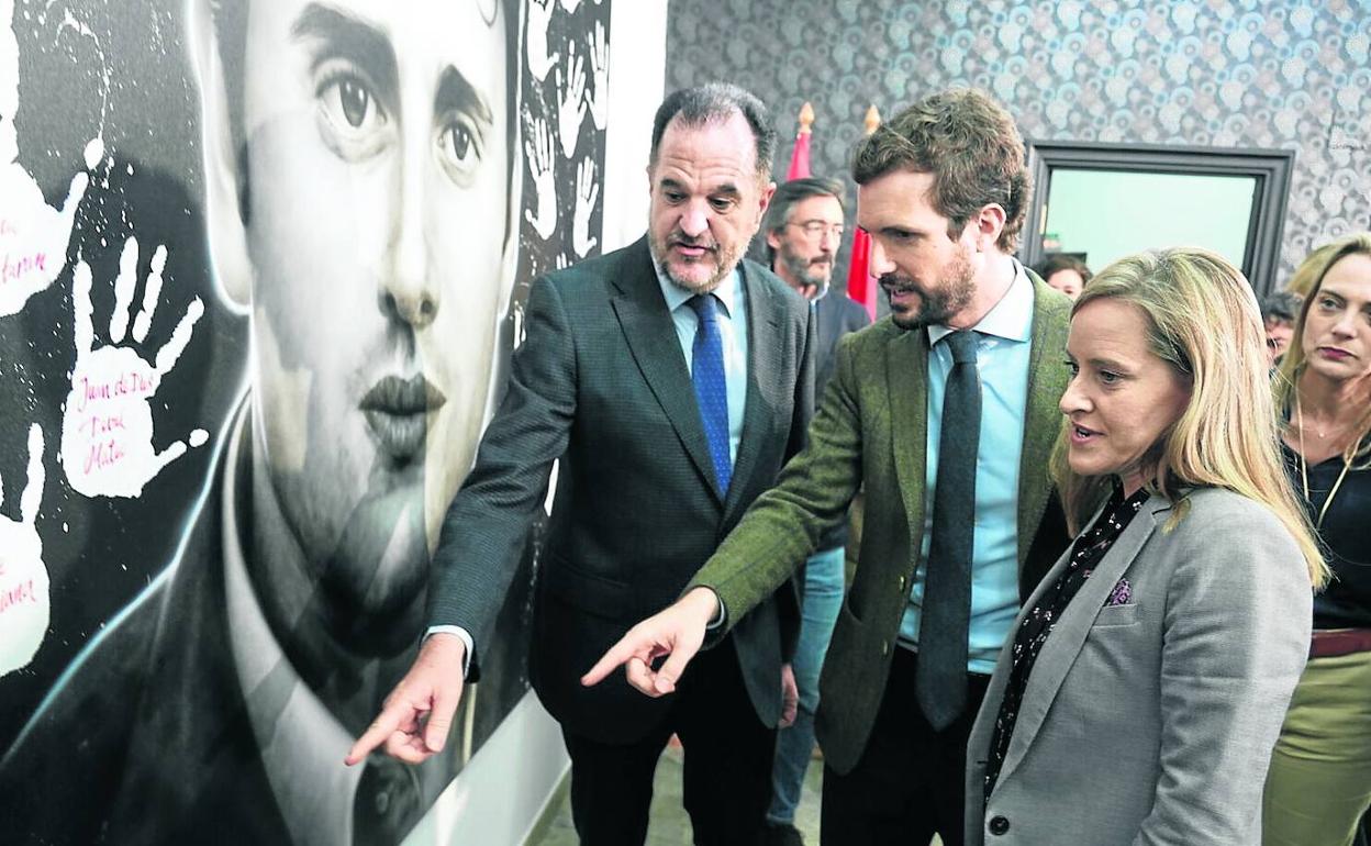 Pablo Casado visita una exposición en homenaje a Miguel Ángel Blanco junto a Carlos Iturgaiz y Amaya Fernández.