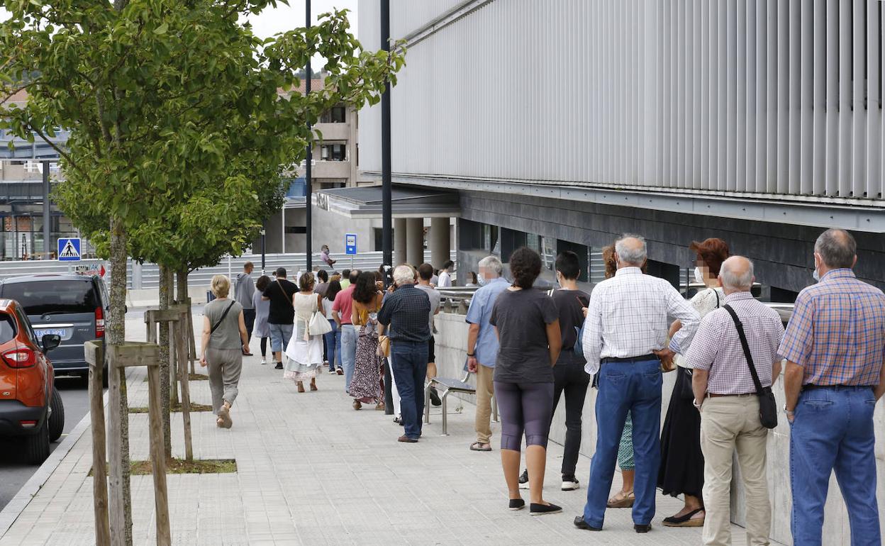 Colas en el Hospital de Urduliz hace varias semanas para realizarse las PCR.