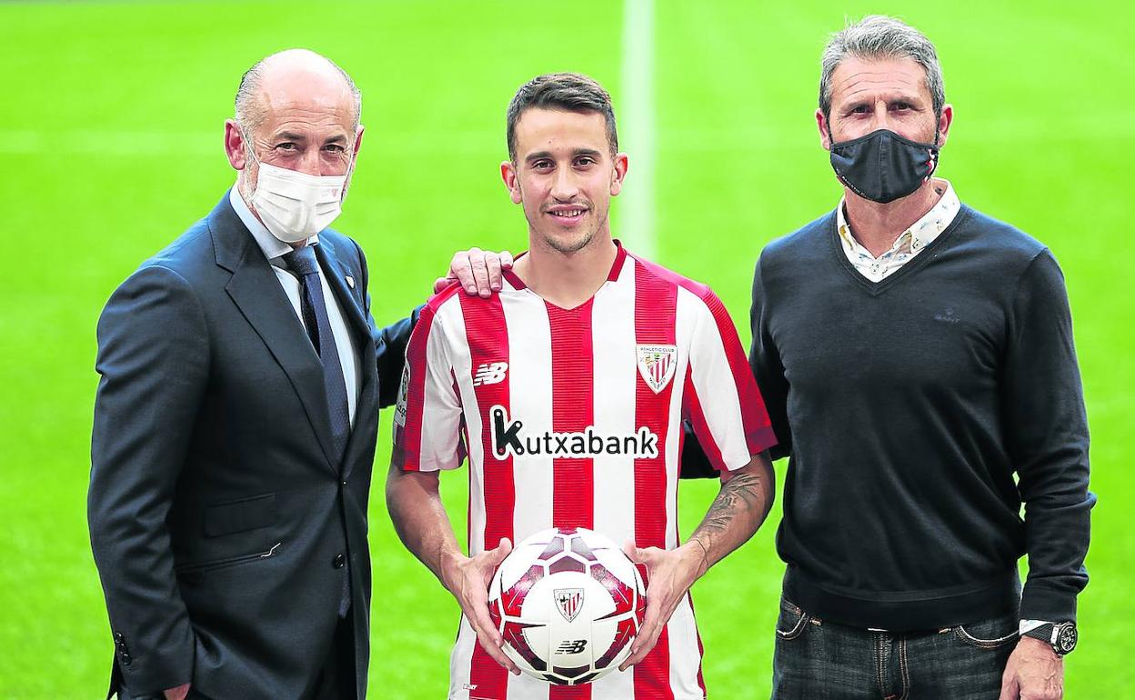 Aitor Elizegi, Álex Beranguer y Rafa Alkorta posan sobre el césped de San Mamés. 