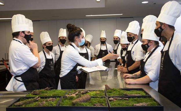 La mexicana Pilar Lojero, segunda de Atxa, con el equipo de cocina de Azurmendi.