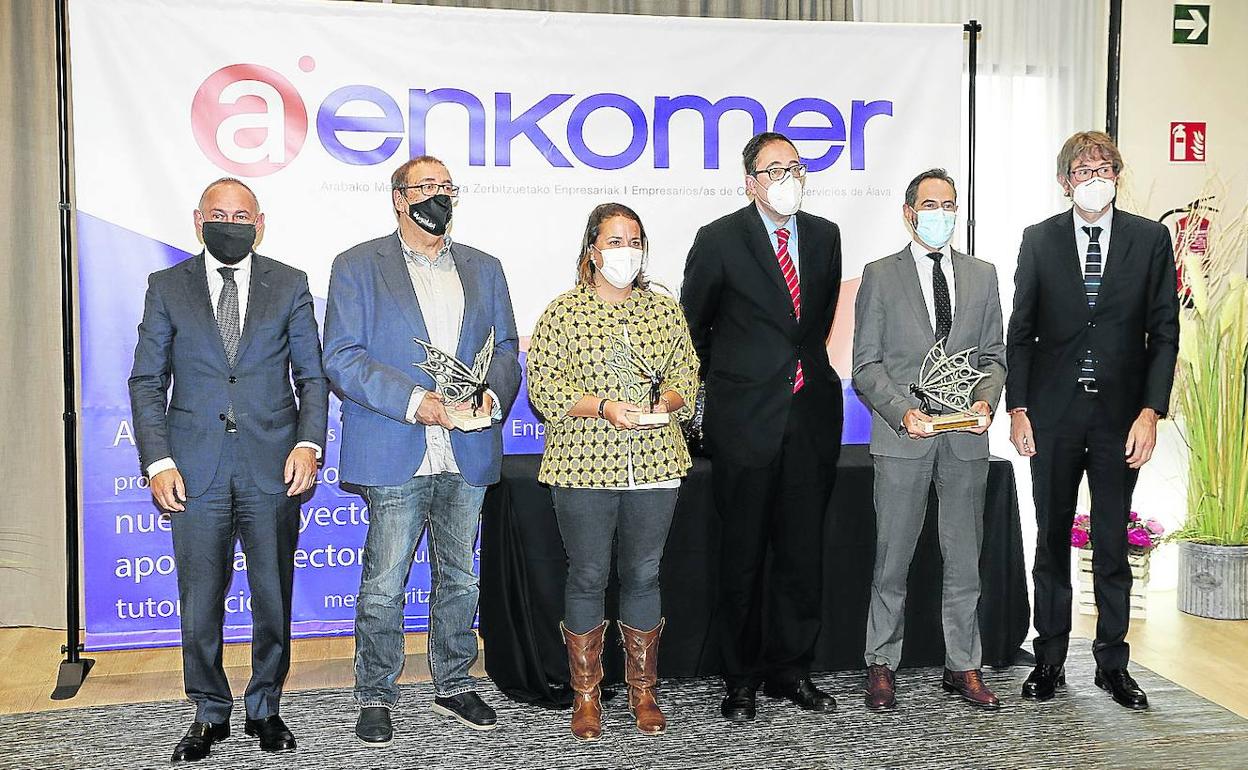 Ramiro González y Gorka Urtaran junto a parte de los premiados por Aenkomer. 