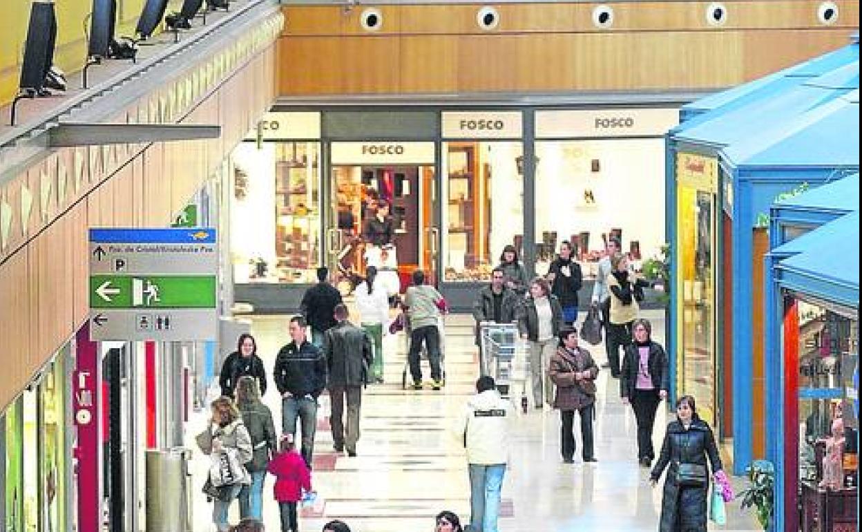 Clientes de Artea pasean por las instalaciones del centro. 