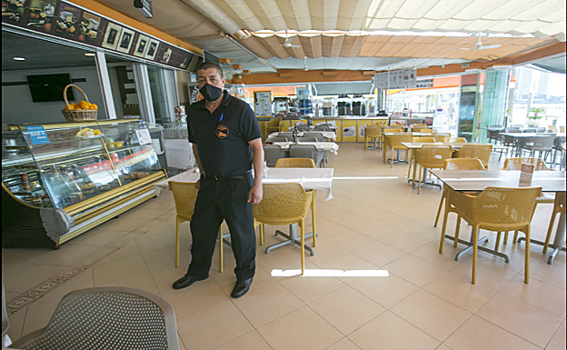 Un camarero a la espera de clientes.