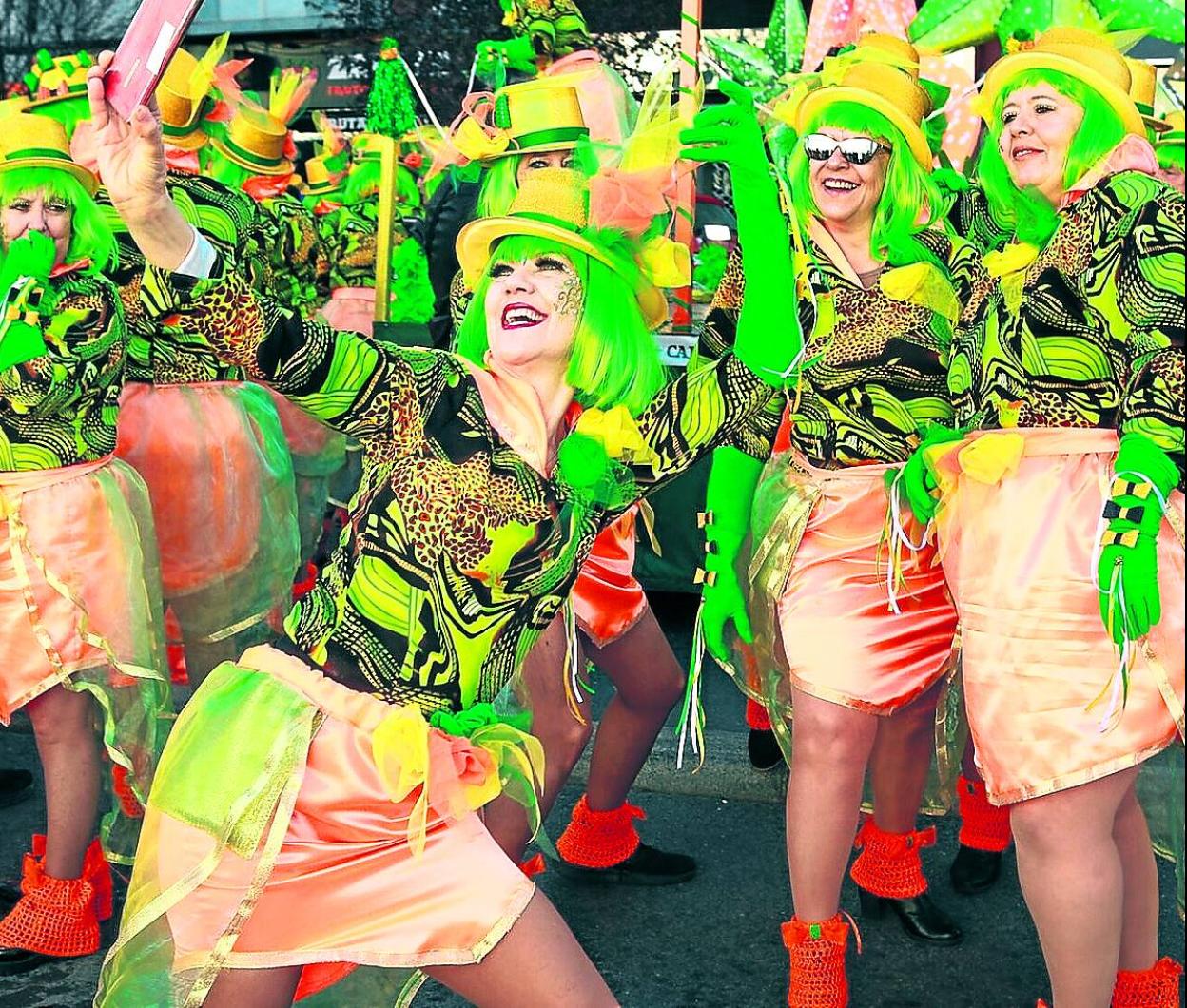 El desfile de Carnaval congrega a miles de personas a lo largo de su recorrido. 